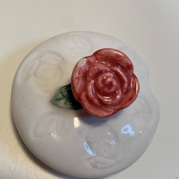 Vintage floral relief tea pot & sugar bowl with roses and blue ribbon - Picture 4 of 7